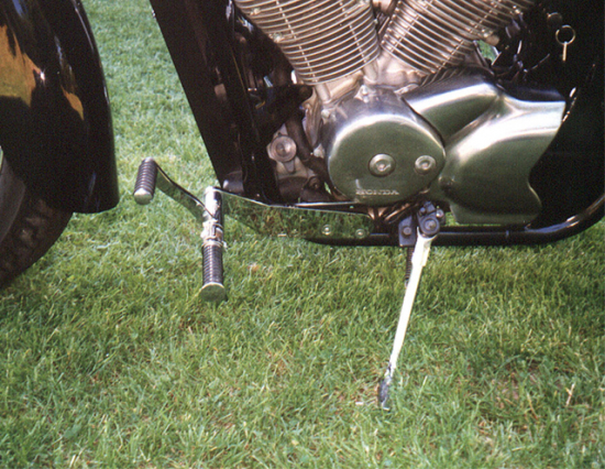 MB vorverl. Fußrasten / Ness Style Look gefräst / long 18 cm / schwarz / HONDA VT 750 Black Widow / RC48 / ABE