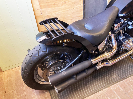 BR - Custom - Gepäckträger / Harley - Custom-Bikes - Softail + FatBoy / 98 - 07 / Steel schwarz / 16" - 18" Rad / 200 - 240er Reifen