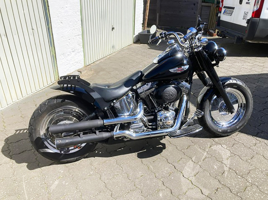 BR - Custom - Gepäckträger / Harley - Custom-Bikes - Softail + FatBoy / 98 - 07 / Steel schwarz / 16" - 18" Rad / 200 - 240er Reifen
