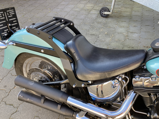 BR - Custom - Gepäckträger / HD Softail ( ausser Breakout / Fat Boy ) Original - Heck / ab 2018   / Steel schwarz
