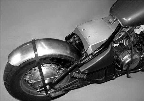 BR - Schwingsattel - Rahmenplatte - schwarz - mit Orig. Batterie / Kawasaki VN 800 / Bobber - Heckfender