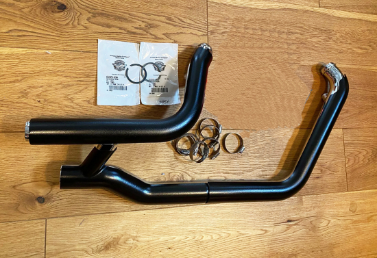 Harley Davidson - Krümmer - Set - versetzt - ohne Lambda / schwarz / Softail Deuce + Fatboy / 02 - 07 - 11