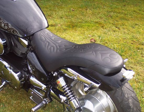Sitzbank Hard Rider / Suzuki VZ 1600 / Kawa VN 1500 / 1600 MS / Original-Heckfender / Muster nach Wahl