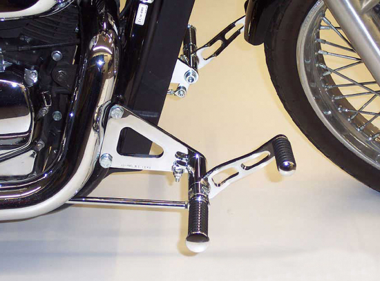 MB vorverl. Fußrasten / Ness Style Look gefräst / long 18 cm / chrom / HONDA VT 750 Black Widow / RC48 / ABE