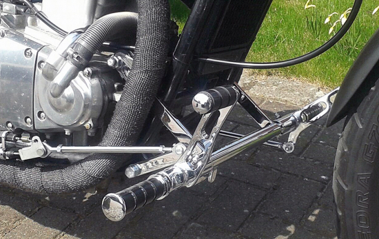 MB vorverl. Fußrasten / 12 cm / Ness Style gefräst / schwarz glanz / KAWASAKI EN 500 C / ab 1996 / Tüv