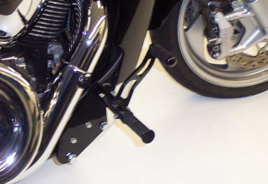 Preview: SALE: MB vorverl. Fußrasten - 12 cm / Ness Style gefräst / schwarz-matt / YAMAHA XVS 650 Cus + Clas / ABE