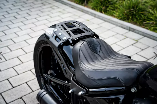 Custom Gepäckträger V2 / Harley-Davidson / Rocker & Breakout - 08-17 - mit flachem Steel Fender 240 / 260/18" / black