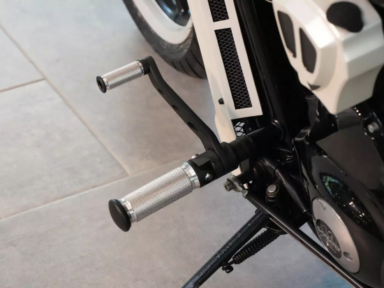 Preview: TB - Fußrastenanlage / Base Alu Black Design - keine Vorverlegung / Harley VRSC 12 - 17  / TÜV