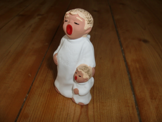 ROT CERAMIC Handarbeit Weihnachtsengel / Schutzengel mit Engelkind / 8 cm