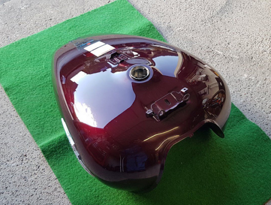 gebr. TANK / Original / Farbe: dunkelrot / Suzuki VZR 1800 M / alle Baujahre