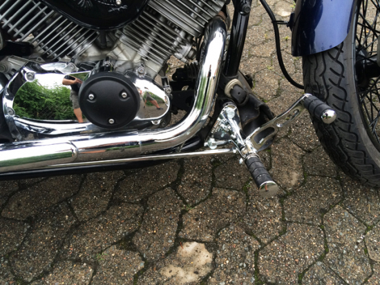 MB vorverl. Fußrasten - 12 cm / Ness Style gefräst / schwarz-matt / YAMAHA XVS 650 Cus + Clas / ABE