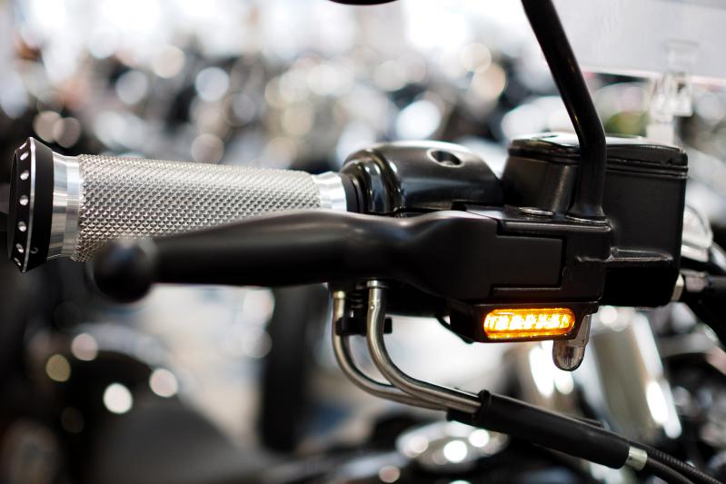 LED-Blinker Lenkerarmatur Lenker HD Harley Davidson Dyna silber Typ 4 E-geprüft