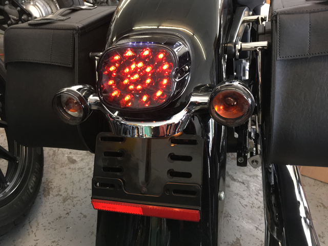 Motorrad LED Rücklicht  Bremslicht Schwarz Rot für Harley Chopper Bobber DA