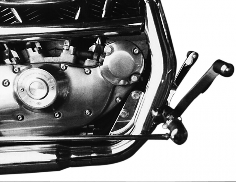MB Fußrastenanl. vorverl. - 24 cm / chrom / Ness Style Look / glatte Hebel / Harley Sportster EVO 5 Gang / XL/2 / Tüv