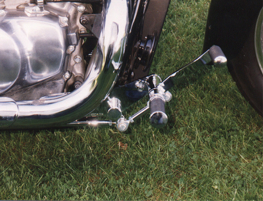 MB vorverl. Fußrasten / Ness Style Look gefräst / long 18 cm / chrom / HONDA VT 750 Black Widow / RC48 / ABE