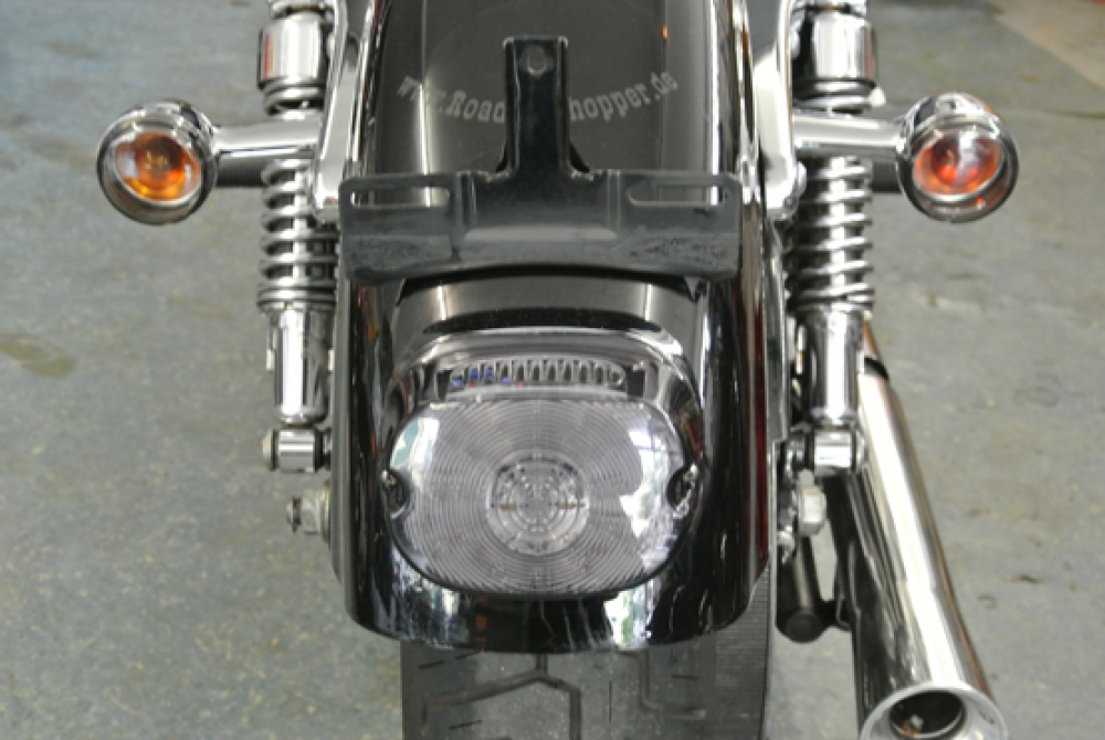 mit Nummernschildhalterung Cruiser Street Bike ANKIA Motorrad-Rücklicht mit 40 LEDs 40 W Chopper Brems- und Blinklicht integrierte Lauflampe schwarz für Harly Motorrad 