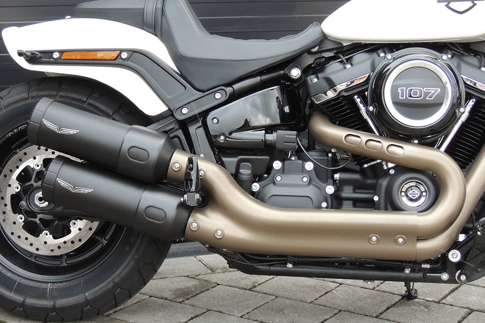 PENZL - V2-Speed Auspuffset / elek.verstellb. / fein gebürstet / Harley Softail Fat Bob / ab 2018 / EG-BE