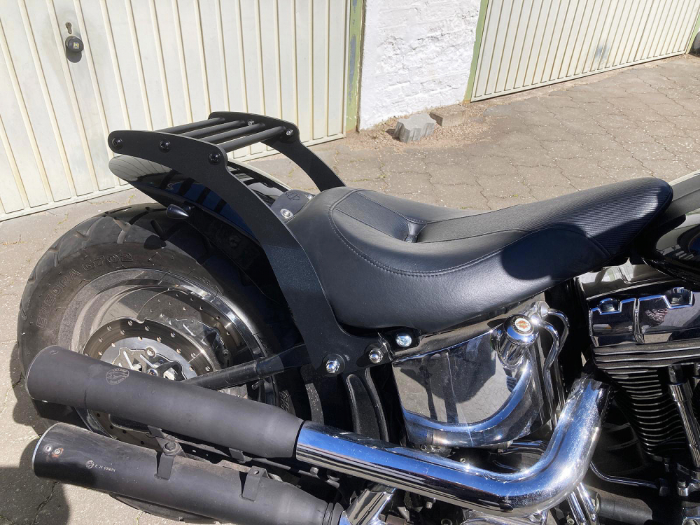 BR - Custom - Gepäckträger / Harley - Custom-Bikes - Softail + FatBoy / 98 - 07 / Steel schwarz / 16" - 18" Rad / 200 - 240er Reifen