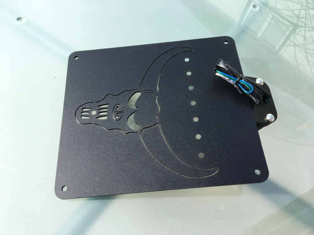 BR - KZH - Platte "SKULL"  ALU / schwarz beschichtet / 18 x 20cm / DE  / inkl. BR-Mini-LED-Leuchte / EG-BE
