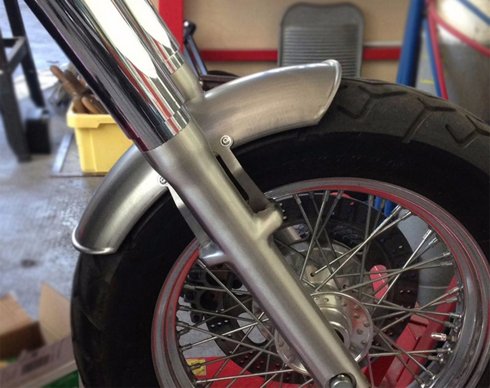 BR Frontfender univers. + Kawasaki VN 900 Classic - "Steel raw" Roadkiller "fat shorty" kurz / mit Halterung / gebördelt