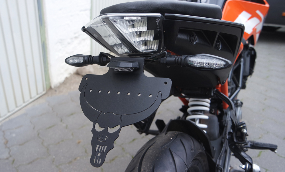 SALE: - megakurzer BR - Kennzeichenhalter - Skull + Reflektor - KTM Duke 125 / 390 / ab 2017