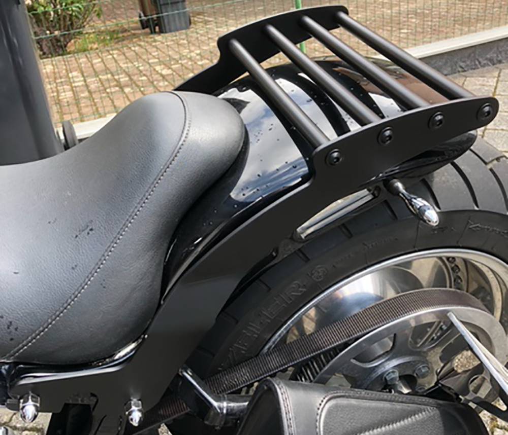 BR - Custom - Gepäckträger / Harley - Custom-Bikes - Softail + FatBoy / 98 - 07 / Steel schwarz / 16" - 18" Rad / 200 - 240er Reifen