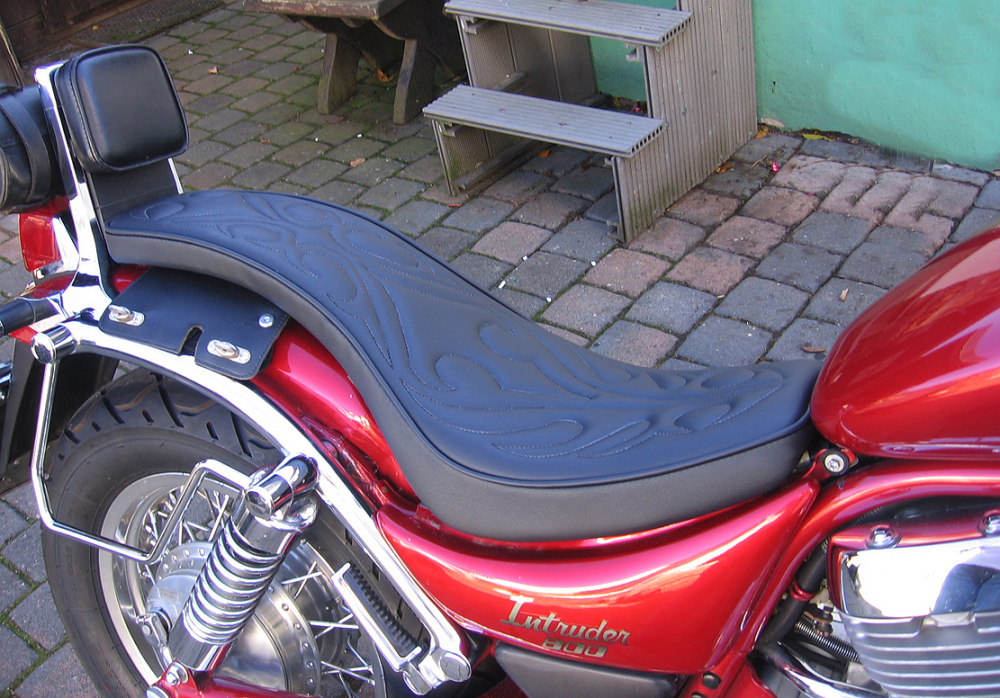 Sitzbank Hard Rider / Suzuki VS 600 / 750 / 800 Intuder - Original-Heckfender / Muster nach Wahl