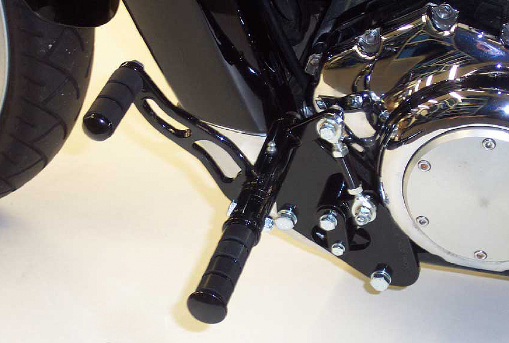 SALE: MB vorverl. Fußrasten - 12 cm / Ness Style gefräst / schwarz-matt / YAMAHA XVS 650 Cus + Clas / ABE