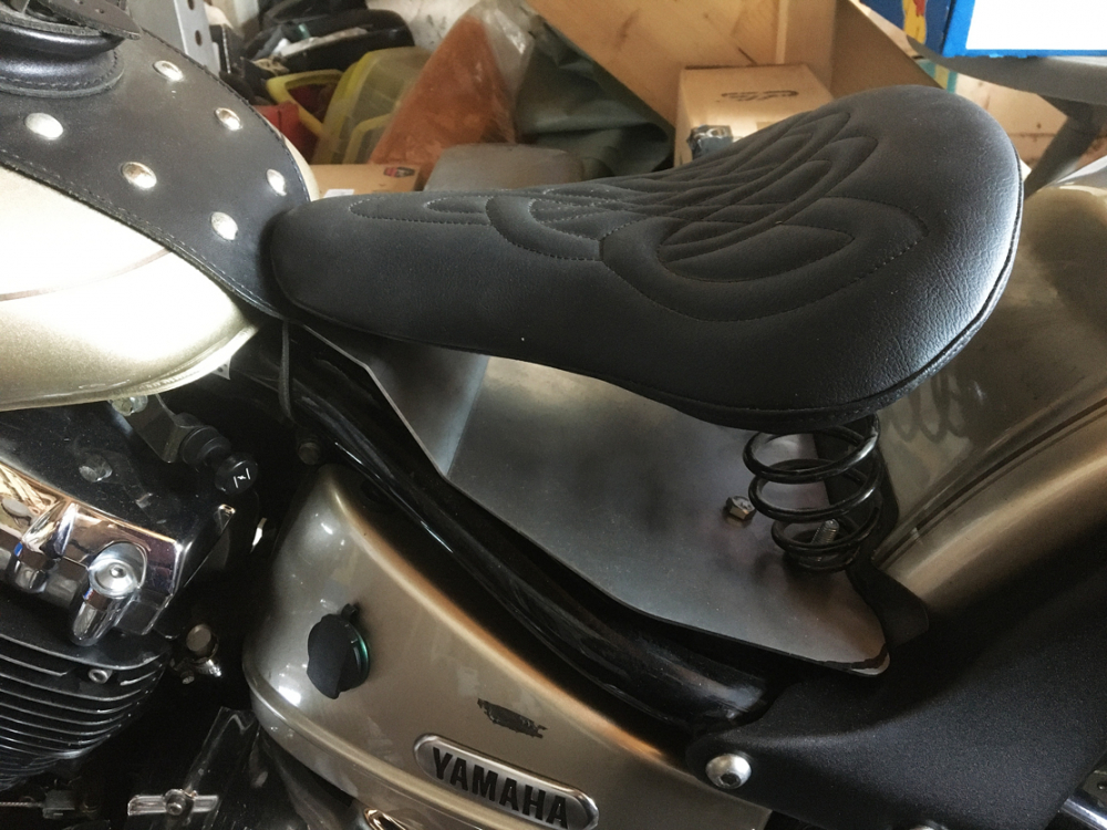 NEU + exklusiv:  BR Schwingsattel Echtleder + Rahmenplatte schwarz / Yamaha XVS 650 Bobber + Custom + Classic