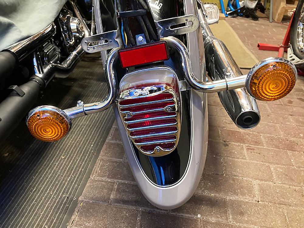 Rücklichtverkleidung - Rücklichtgrill / Yamaha XVZ 1300 Royal Star - chrom
