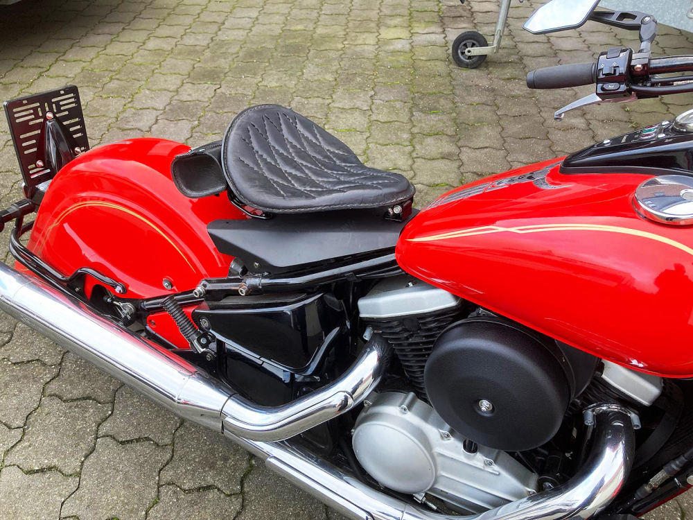 Nur bei uns: BR - Schwingsattel - 3D - Rahmenplatte - Stahlblech - schwarz-matt - mit Orig. Batterie / Kawasaki VN 800 A / Classic / Drifter