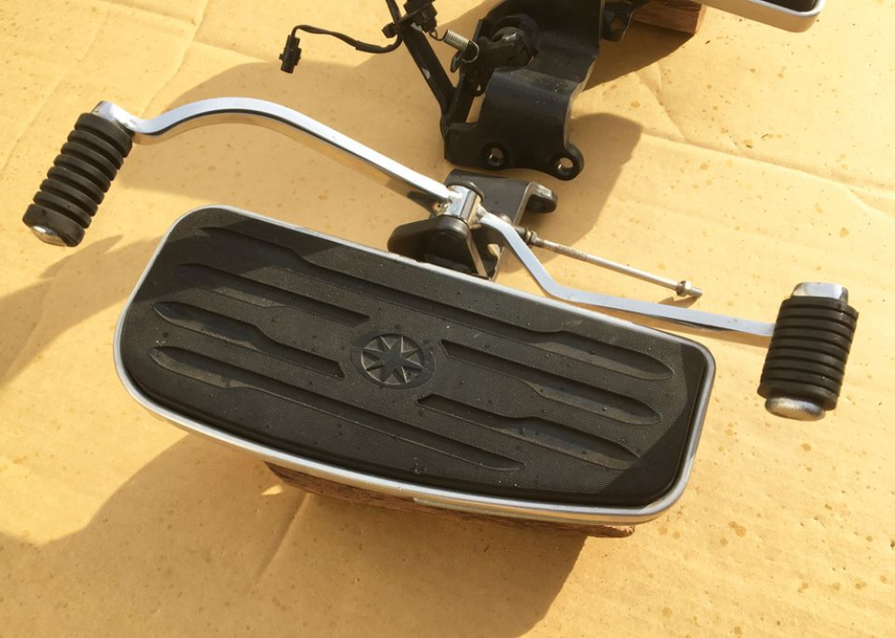 ORIGINAL - Fahrer - Trittbretter + Halter / YAMAHA XVS 1100 Cus + Clas / linke + rechte Seite / TOP*
