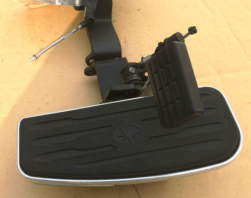 ORIGINAL - Fahrer - Trittbretter + Halter / YAMAHA XVS 1100 Cus + Clas / linke + rechte Seite / TOP*