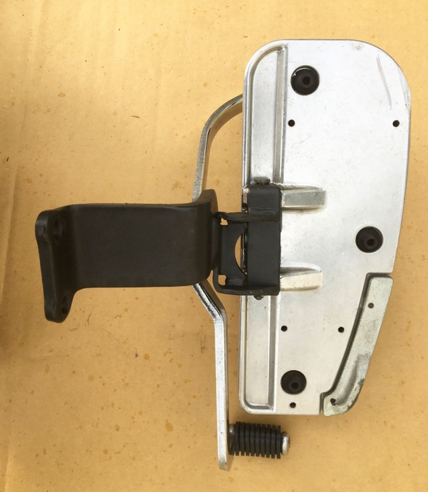 ORIGINAL - Fahrer - Trittbretter + Halter / YAMAHA XVS 1100 Cus + Clas / linke + rechte Seite / TOP*