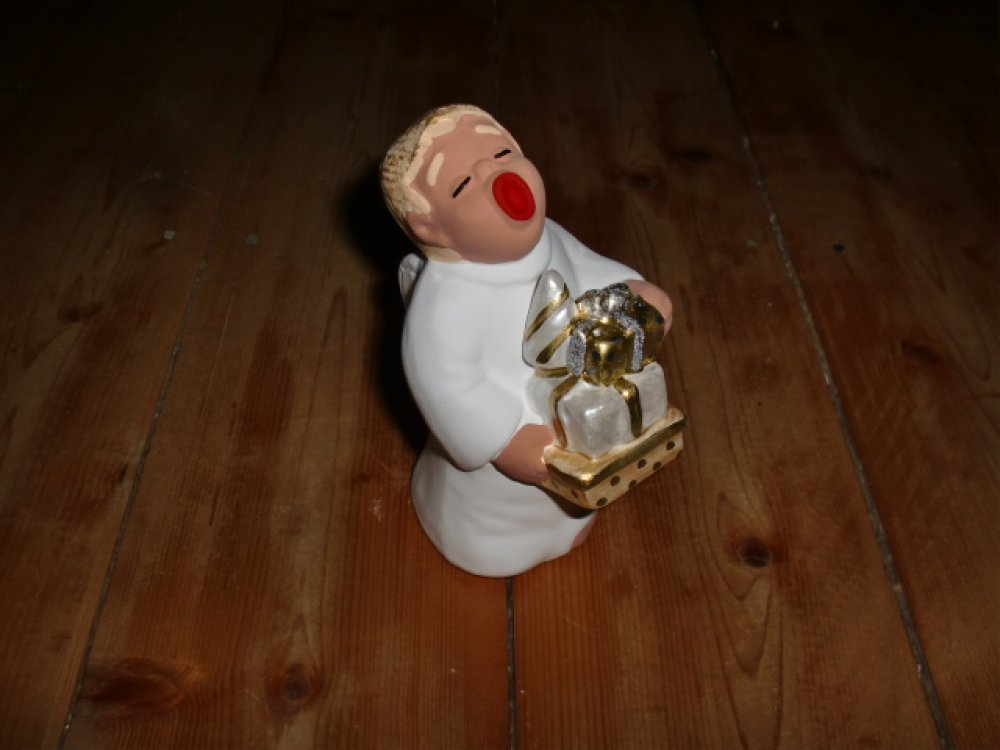 ROT CERAMIC Engel / Engel mit Geschenken / Handarbeit / ca. 11 cm