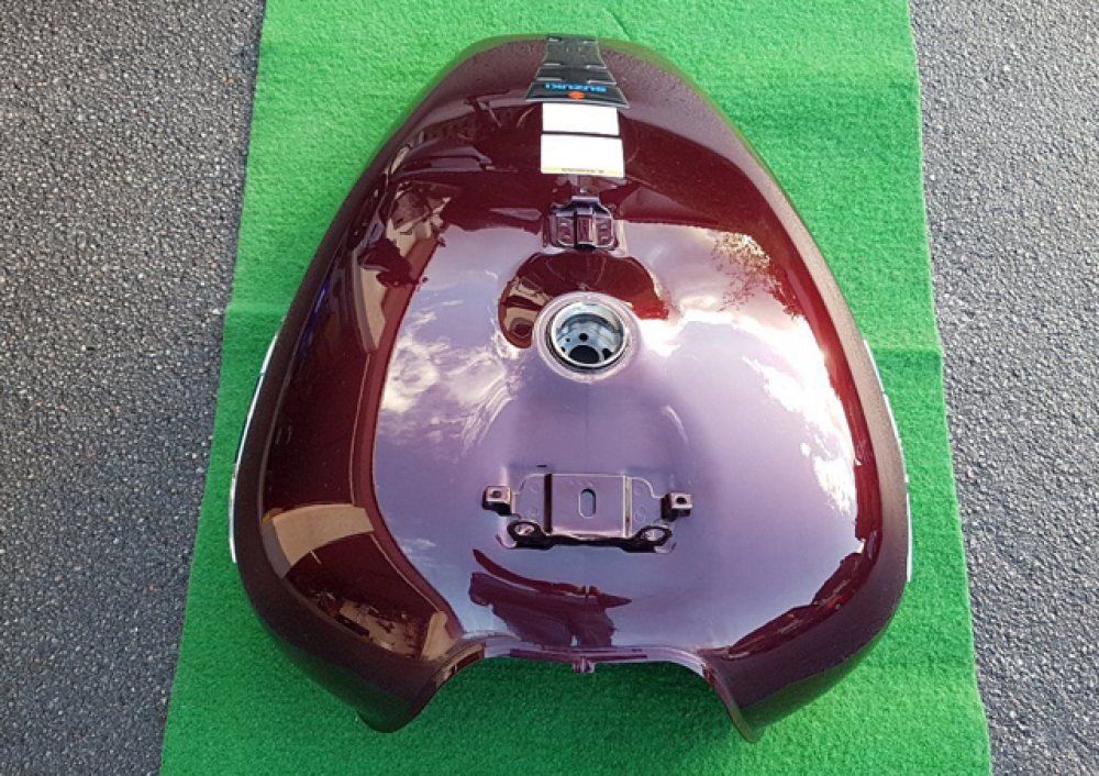gebr. TANK / Original / Farbe: dunkelrot / Suzuki VZR 1800 M / alle Baujahre