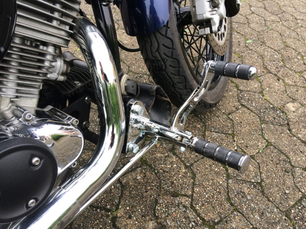 MB vorverl. Fußrasten - 12 cm / Ness Style gefräst / schwarz-matt / YAMAHA XVS 650 Cus + Clas / ABE
