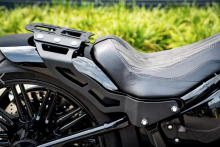 Custom Gepäckträger V2 / Harley-Davidson / Rocker & Breakout - 08-17 - mit flachem Steel Fender 240 / 260/18" / black