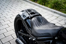 Custom Gepäckträger V2 / Harley-Davidson Rocker & Breakout - 08-17 - mit flachem Steel Fender 260/18" / black